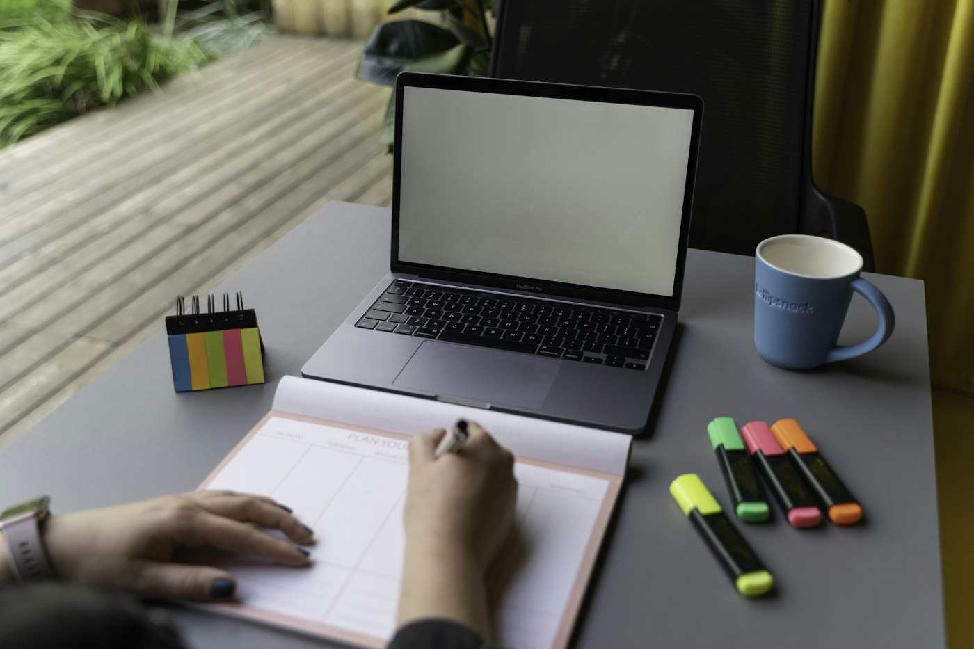 Poste de travail lumineux avec ordinateur portable et carnet