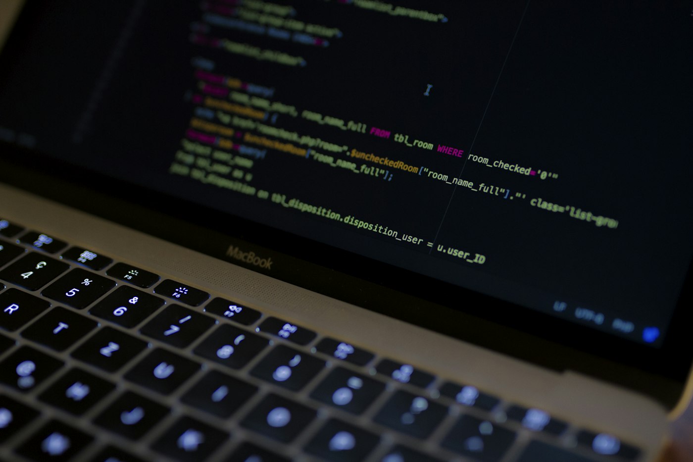 Code informatique affiché sur l'écran d'un ordinateur portable