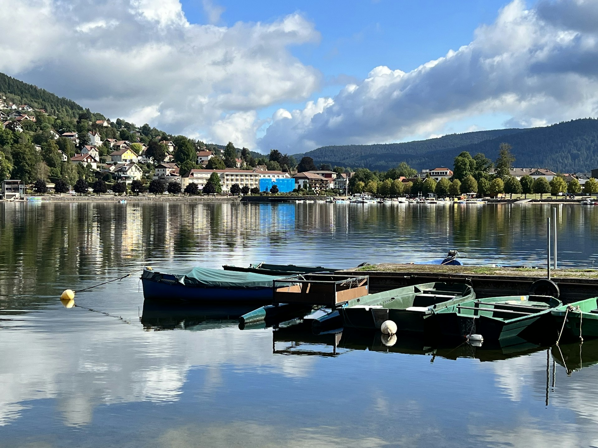 Barques amarrées sur le lac de Gérardmer, la ville en arrière-plan