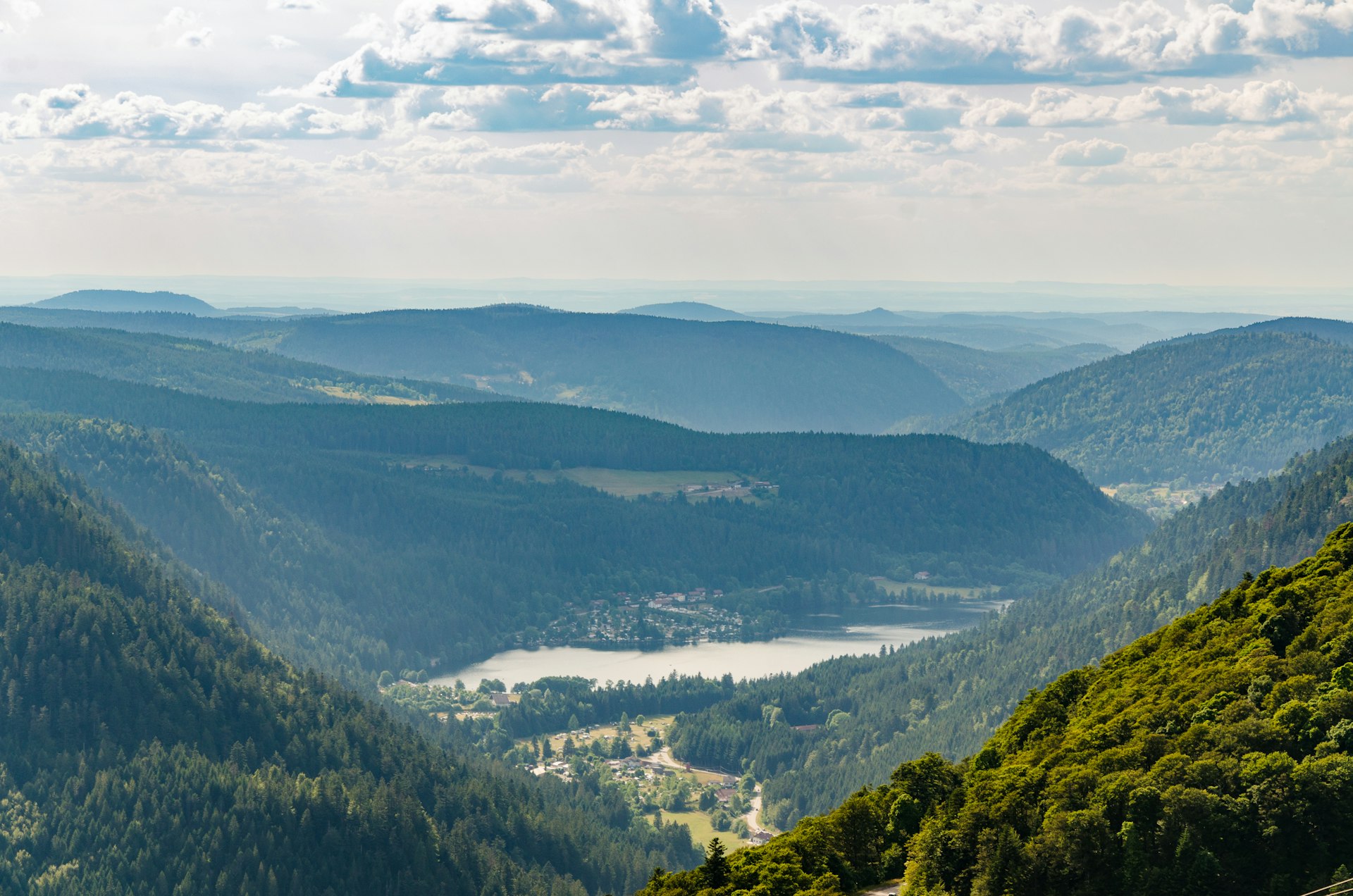 Le lac de Longemer et les montagnes du massif des Vosges